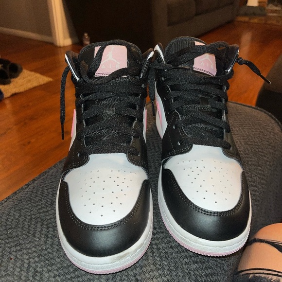 Jordan 1 pink and black. Size 7y. To big for me and in great condition. - Picture 3 of 7